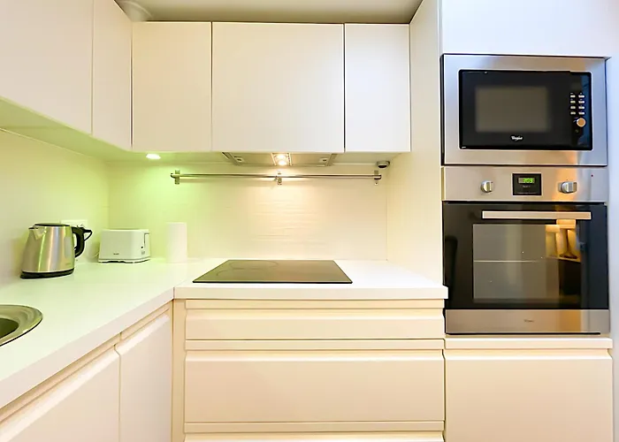 Entire 2 Bedroom Family Friendly House In Belem 3 To 5 Guests * ליסבון